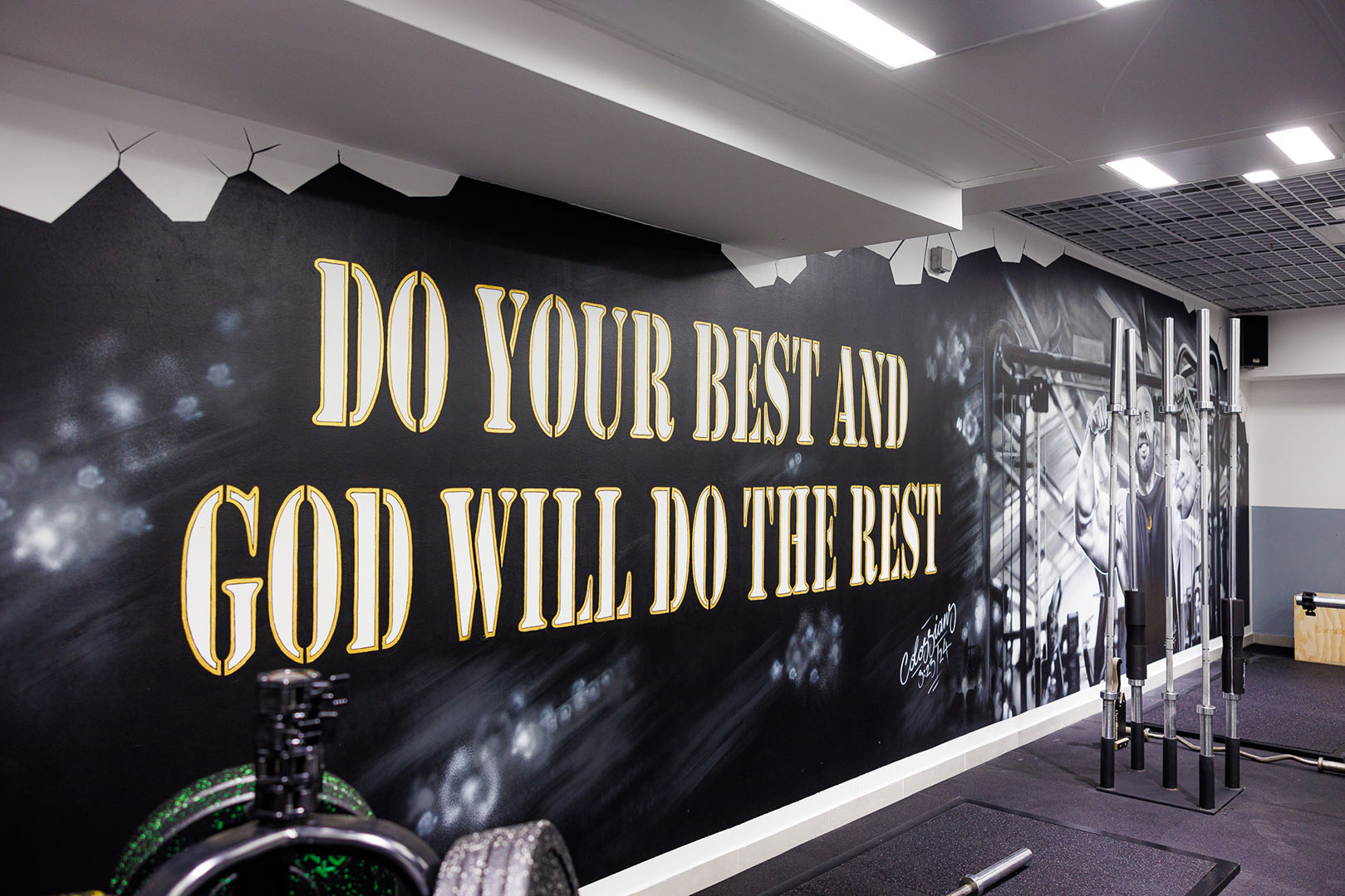 Zidni natpis u LEGACY Opatija: DO YOUR BEST AND GOD WILL DO THE REST