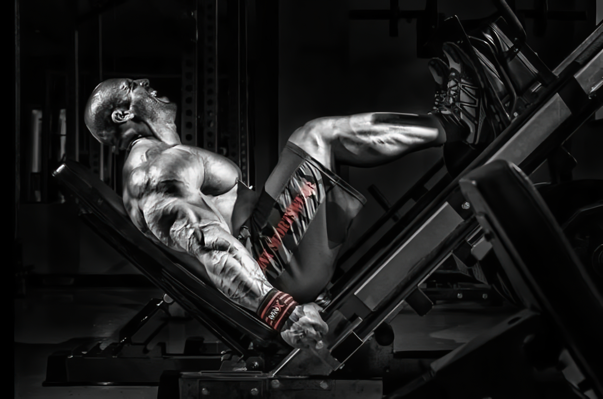Petar Klančir trenira na leg pressu u LEGACY teretani